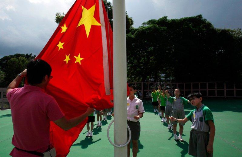 发现老公出轨，家里两个小孩都不满10岁，我没啥收入，是选择离婚还是忍耐认命？